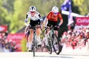 Demi Vollering s'impose à nouveau sur la Flèche Wallonne face à Puck Pieterse