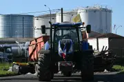 Des agriculteurs bloquent un dépôt pétrolier près de Toulouse pour protester contre les prix