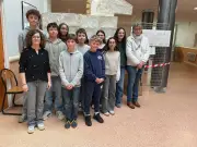 Des collégiens créent un cheval de Troie grandeur nature avec des matériaux recyclés