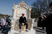 Des toilettes dorées à Washington pour moquer les rénovations bling-bling de Trump à la Maison Blanche