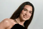 Dua Lipa finance une ambulance pour l'armée ukrainienne via sa plateforme Service95
