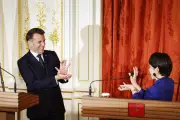 Emmanuel Macron et Sanae Takaichi exécutent un « Kame Hame Ha » lors d'une conférence de presse au Japon