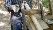 En forêt : une association ardéchoise transmet les savoir-faire manuels au cœur de la nature