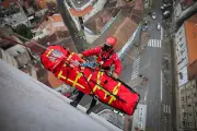Exercice spectaculaire du Grimp 47 au sommet de la tour Victor-Hugo à Agen