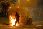 Explosion d'un véhicule piégé devant un commissariat près de Belfast