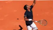 Félix Auger-Aliassime triomphe à Nîmes en détrônant Casper Ruud devant 12 000 spectateurs