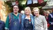 Flora Mikula reçoit la Légion d'honneur des mains d'Élise Lucet à Aigues-Mortes