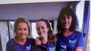 Florence, Cécile et Marie remettent un chèque à l'association Martinou Le Crapouillou