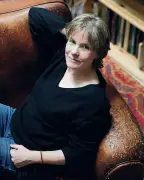 Fred Vargas domine les ventes avec 'Une Unique Lueur' en tête du palmarès