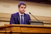 Gabriel Attal assume être devenu de droite pour survivre politiquement