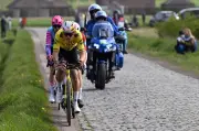 Ganna souffle la victoire à Van Aert, maudit dans les derniers mètres de la course