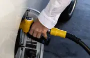 Hausse des carburants : le ministre du budget réfute les accusations de l'opposition sur les taxes
