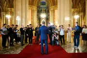 Hongrie : les médias publics changent de ton après la percée de Péter Magyar