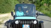 Hubert et Marie-Thérèse adoptent La Bagnole, un véhicule électrique 100% français