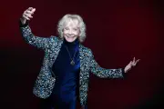 Isabelle Aubret, 87 ans, reprend la scène avec un spectacle biographique intime