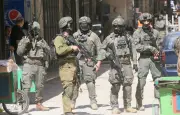Israël enquête sur une photo controversée d'un soldat frappant une statue du Christ au Liban