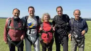 Jacqueline, 90 ans, saute en parachute avec sa famille à Pujaut