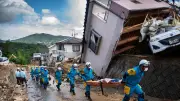 Japon : près de 100 morts après des pluies torrentielles, les secours s'activent