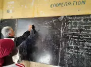 Jean Jo Ciron, ancien professeur, guide un groupe de Chalosse au Sénégal