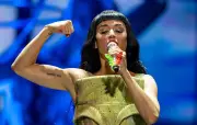 Katy Perry invoque la chance à Rome en trempant sa carte bancaire dans la fontaine de Trevi