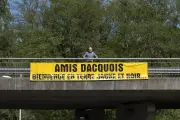 La banderole volée du derby rugby retrouvée à la déchetterie après deux ans de mystère