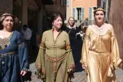 La costumière Laurence Magnanelli transforme les visiteurs de Biot et les Templiers en personnages d'époque