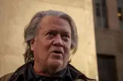 La Cour suprême américaine ouvre la voie à l'annulation de la condamnation de Steve Bannon