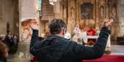La croissance des baptêmes d'adultes à Pâques révèle une mutation du catholicisme français