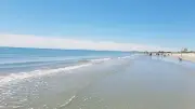 La Grande-Motte : une opération de nettoyage de plage pour la Journée de la Terre