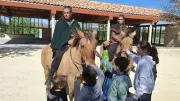 La reine Mary du Danemark visite une école du Gard pour promouvoir la lutte contre le harcèlement