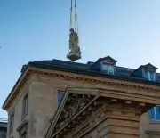 La statue controversée de Champollion retirée du Collège de France pour préservation