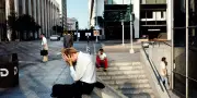 Le corps épuisé d'un homme face à ses responsabilités sur le béton