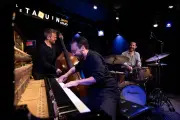 Le Manu Forster Trio rend hommage à Ray Brown dans un concert swing à Ph'Art