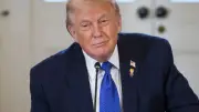 Le mystérieux pin's 'Happy Trump' porté par Donald Trump