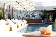 Le Nikki Beach de Monte-Carlo se pare d'une fresque festive de Charlotte Colt