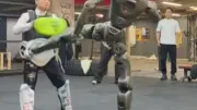 Le PDG d'Engine AI Robot attaqué par son robot de combat T800