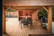 Le pin des Landes, star des terrasses, dynamise la filière bois française