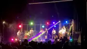 Le spectacle 'Dans le Monde de Max' enflamme Pomérols avec un voyage musical des années 80 à 2000