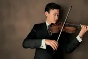 Le violoniste Daniel Lozakovich de retour à Monaco pour un concert Bach