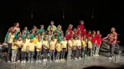 Les élèves de CP-CE1 chantent avec Thomas Pitiot à l'Ombrière d'Uzès