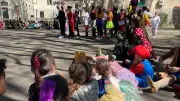 Les élèves du Cambourin jugent et condamnent monsieur Carnaval lors d'une fête joyeuse