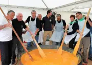 Les Mailhouns préparent l'omelette géante de Pâques après un BRM 200 réussi