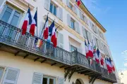 Les nouveaux maires RN retirent le drapeau européen : un affaiblissement stratégique de la France ?