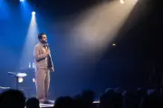 L'humoriste AZ, antihéros désabusé, en stand-up à Nice et Toulon