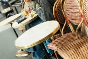 L'isolement social à l'ère du catch-up culture : quand les amitiés deviennent des récits