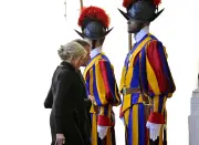 Macron au Vatican : une délégation cléricale et identitaire, un accroc à la laïcité