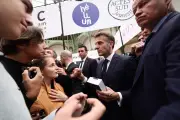 Macron défend le pluralisme éditorial face à la fronde des auteurs contre Grasset