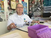 Madeleine Baudu, 75 ans, reçoit la médaille d'or de la Jeunesse et des Sports pour son dévouement au Moto Club Angérien