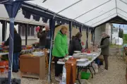 Malgré le froid, la brocante solidaire de Mirambeau attire la foule dans ses nouveaux locaux