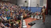 Marc-André Selosse plaide pour une avancée vers le monde microbien lors d'une conférence en Aveyron